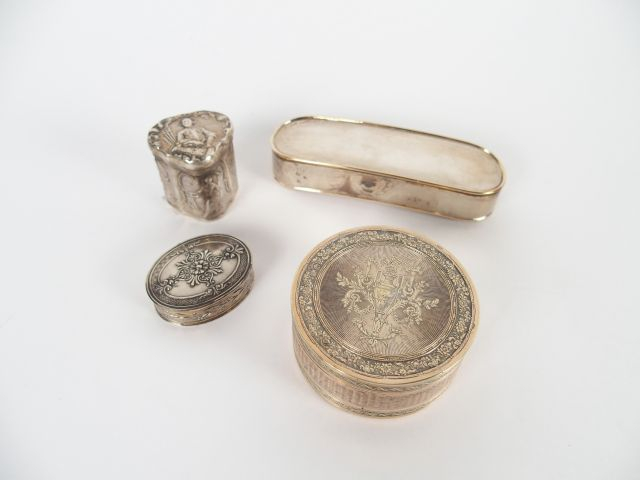 Quatre différentes boites en argent. Poids : 150g