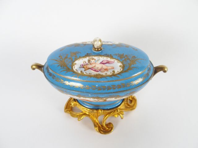 Sucrier ovale de style Louis XVI en porcelaine de Sèvres, à décor, dan
