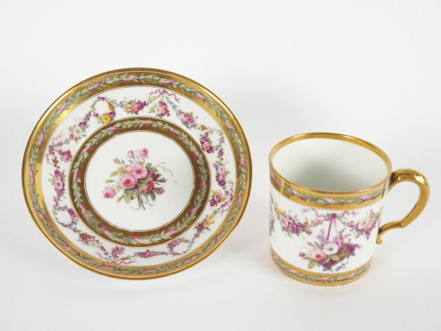 Grande tasse litron XIXème en porcelaine, à décor de guirlandes de fle