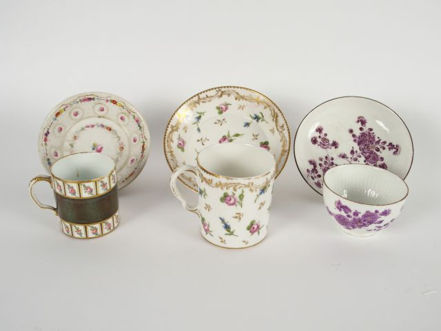 Tasse litron de style Louis XVI en porcelaine, à décor polychrome de r