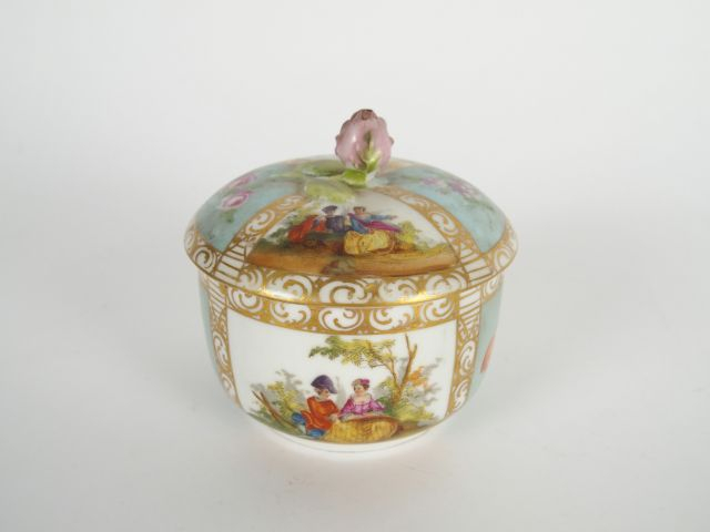 Bonbonnière 1900 en porcelaine de Saxe, à décor de scènes galantes et 