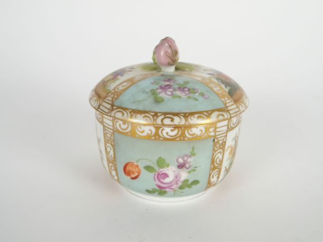 Bonbonnière 1900 en porcelaine de Saxe, à décor de scènes galantes et 