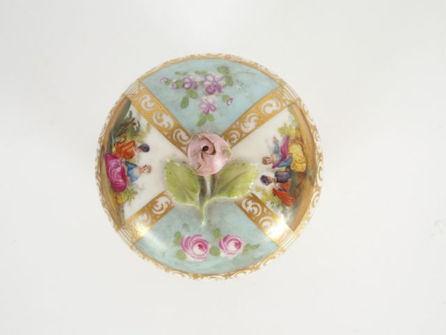 Bonbonnière 1900 en porcelaine de Saxe, à décor de scènes galantes et 