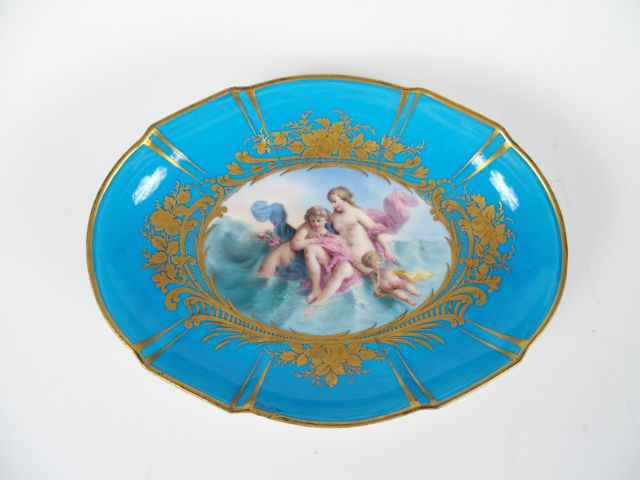 Coupe ovale en porcelaine dans le goût de Sèvres, à décor dans une rés