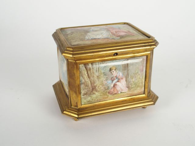 Ecrin à bijoux en métal doré et émail, à décor d'enfants et de paysage
