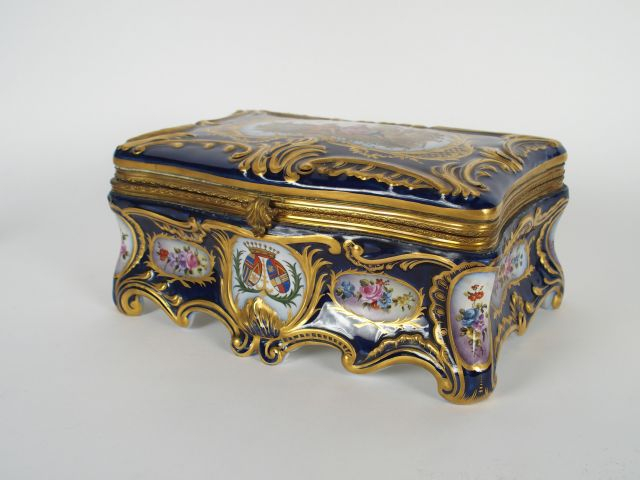 Coffret à bijoux de style Louis XV en porcelaine dans le goût de Sèvre