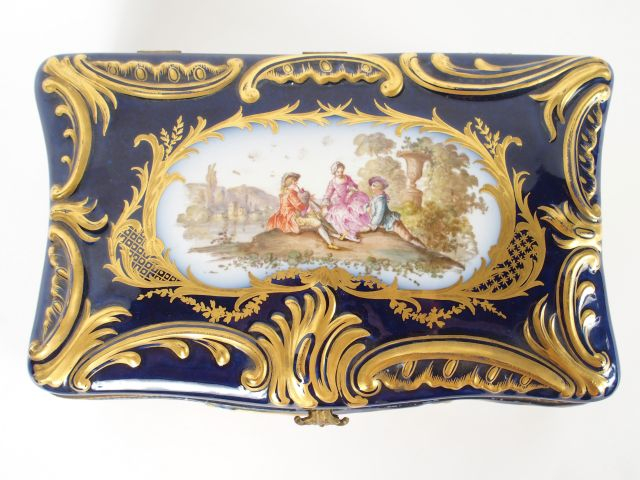 Coffret à bijoux de style Louis XV en porcelaine dans le goût de Sèvre