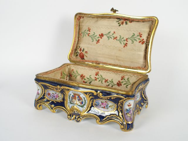 Coffret à bijoux de style Louis XV en porcelaine dans le goût de Sèvre