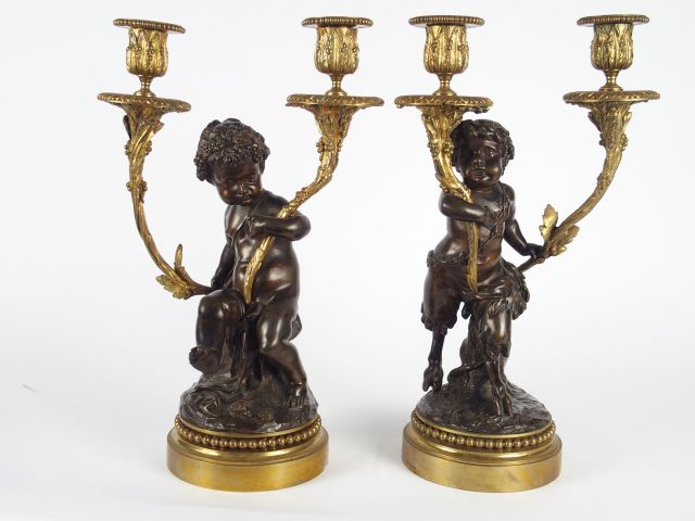 Paire de bougeoirs Napoléon III de style Louis XVI en bronze patiné et