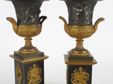Paire d'urnes début XIXème en bronze patiné et doré, à décor d'amours 
