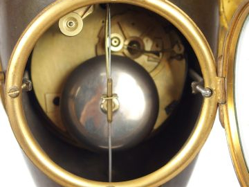 Pendule Empire en forme de vase à l'antique en bronze patiné et doré, 