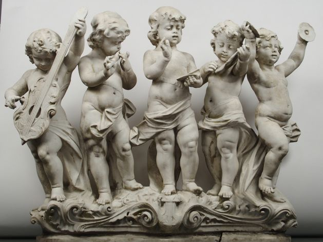 Groupe en marbre sculpté 'amours musiciens'. Dim. (petits accidents)