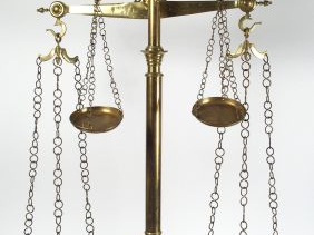 Grande balance de boucher en bronze et laiton avec sa série de poids. 