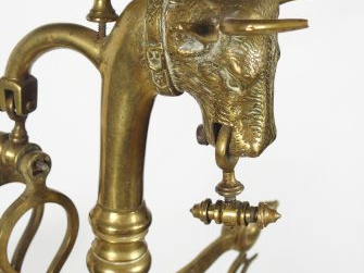 Grande balance de boucher en bronze et laiton avec sa série de poids. 