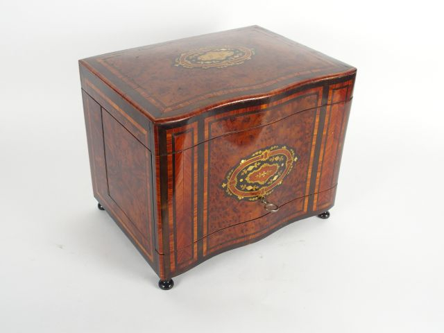 Cave à liqueur Napoléon III en marqueterie Boulle (accident à un bouch