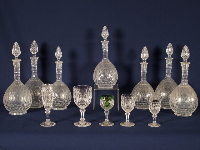 Important service XIXème en cristal taillé et monogrammé dans un carto