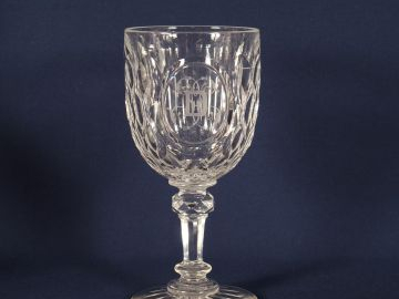 Important service XIXème en cristal taillé et monogrammé dans un carto