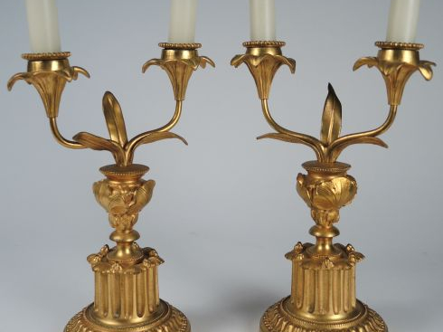 Paire de bougeoirs doubles de style Louis XVI en bronze doré, à décor 