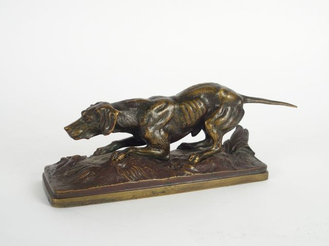 CHEMIN. Sculpture en bronze à patine verte "Chien de chasse à l'arrêt"