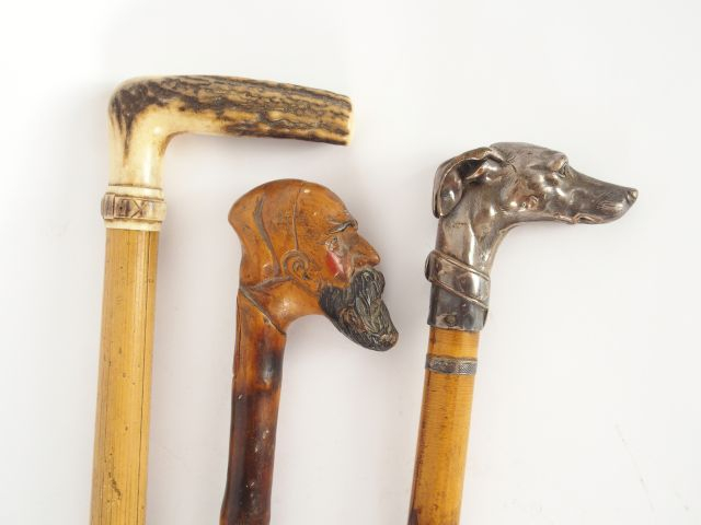 Trois différentes cannes : un pommeau en bronze argenté en forme de ch
