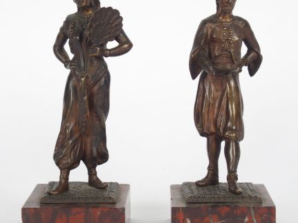 Paire de sujets en bronze à patine médaille "Couple de Nord africains"