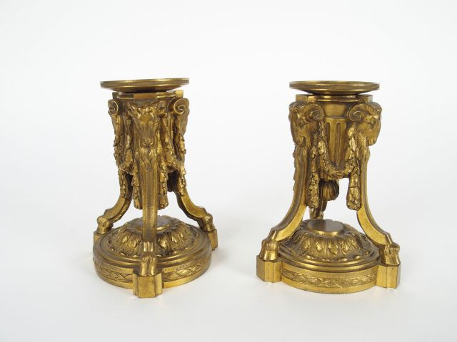 Paire de bougeoirs en bronze de style Louis XVI, à décor de têtes de b