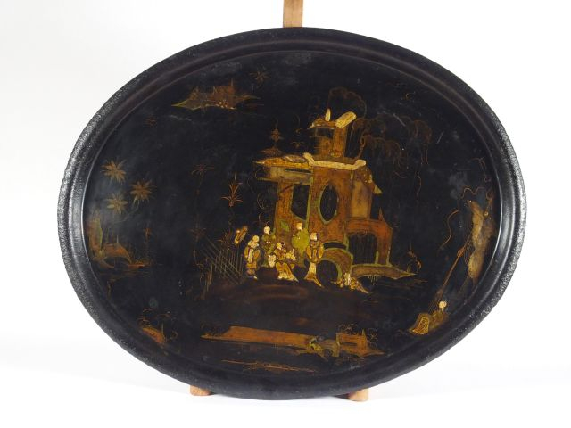 Grand plateau Napoléon III en tôle noire à décor laqué à décor Extrême