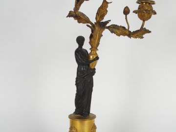 Bougeoir Restauration en bronze à double patine, à décor d'un personna