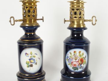 Deux lampes à pétrole en porcelaine de Valentine, à décor dans des rés