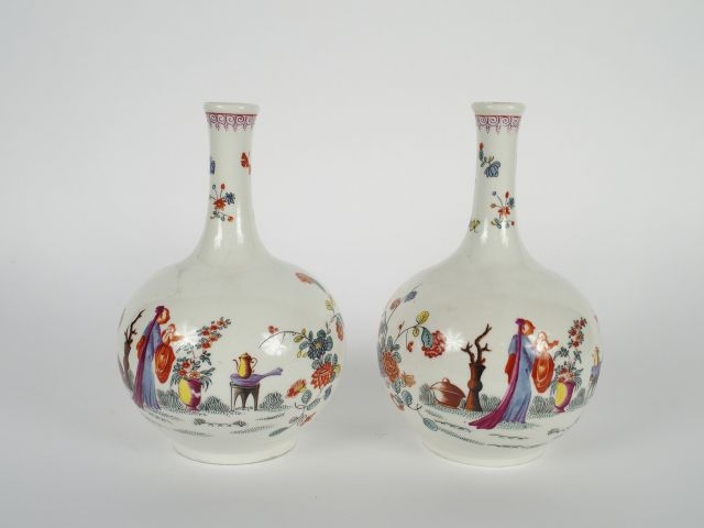 Paire de bouteilles fin XIXème en porcelaine polychrome d'après les mo