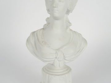 Sculpture en biscuit "Buste de Marie-Antoinette". H. : 30 cm