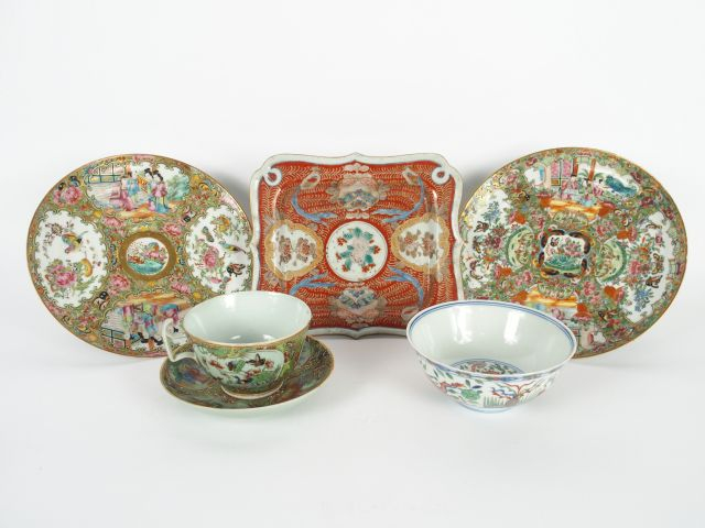 Deux différentes assiettes XIXème en porcelaine de Canton et un déjeun