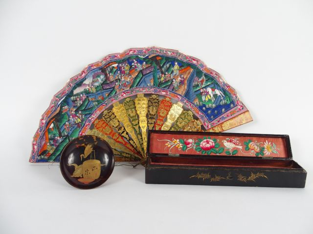 Coupelle sur talon en écaille de tortue laquée, à décor d'animaux, Jap