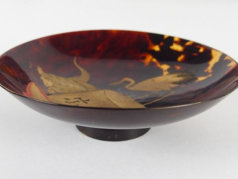 Coupelle sur talon en écaille de tortue laquée, à décor d'animaux, Jap