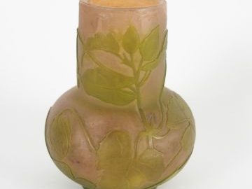 GALLE. Vase en verre gravé en camée à l'acide de fleurs vertes sur fon