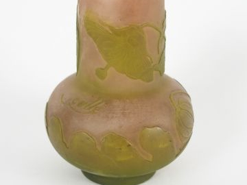 GALLE. Vase en verre gravé en camée à l'acide de fleurs vertes sur fon