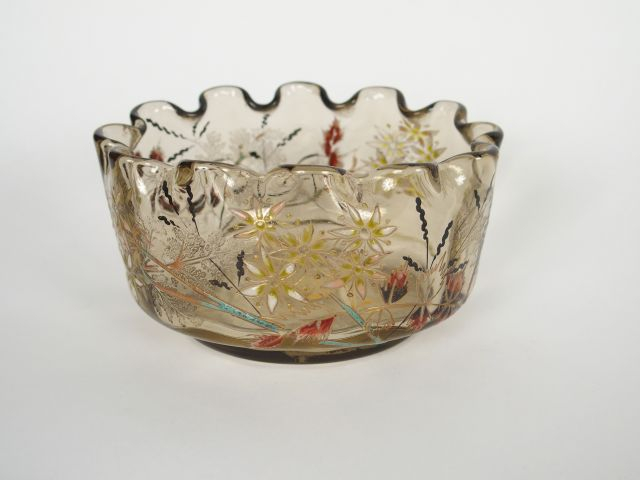 GALLE. Coupe polylobée en cristal, à décor de fleurs. Signée. Dim. : 7