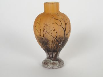 DAUM à Nancy. Petit vase de forme balustre, à décor gravé en camée à l