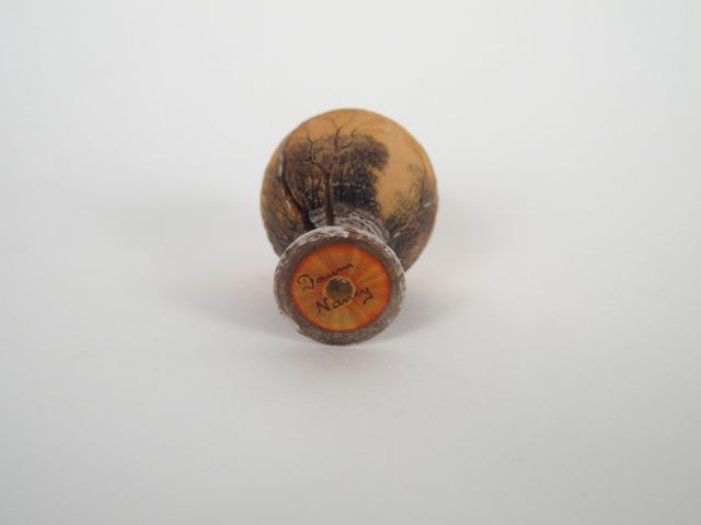 DAUM à Nancy. Petit vase de forme balustre, à décor gravé en camée à l