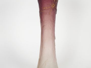 DAUM. Vase en verre givré mauve rehaussé d'or, à décor gravé en camée 