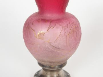 DAUM. Vase balustre en verre givré mauve et doré, à décor gravé en cam