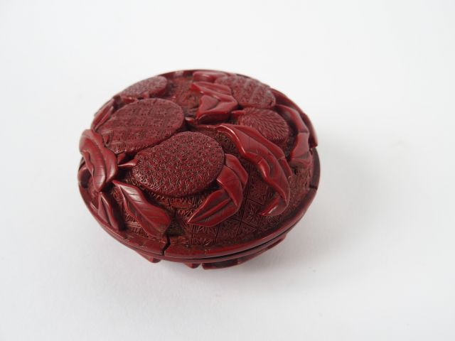 Boite en laque de Cinabre, Chine période Ming, XVIe. Diamètre : 8,5 cm