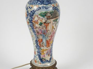 Vase en porcelaine et émaux famille rose à décor dit « Palette de mand