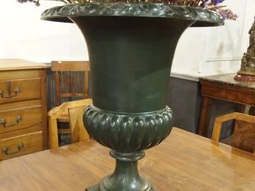 Grand vase Médicis en fonte. H. 55cm