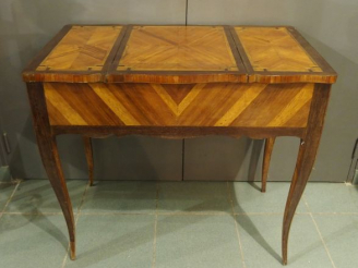 Vente aux enchères Coiffeuse Louis XV en marqueterie.