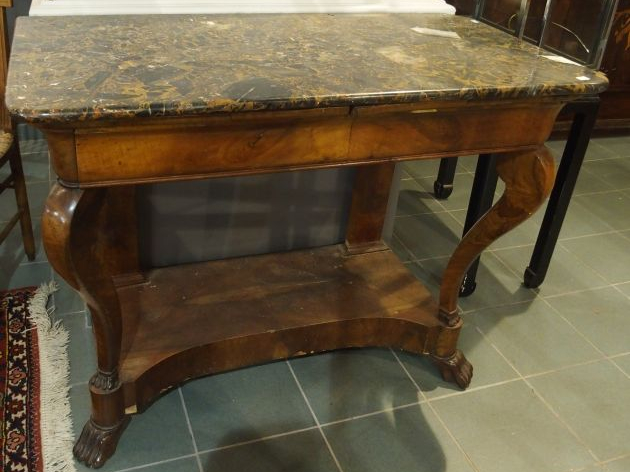 Console de style Restauration en noyer dessus marbre gris, pieds griff
