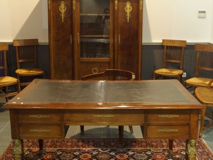 Cabinet de travail de style Empire en acajou et bronze doré comprenant