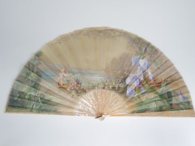 Eventail à feuilles pliées fin XIXe en nacre et soie peinte, à décor d