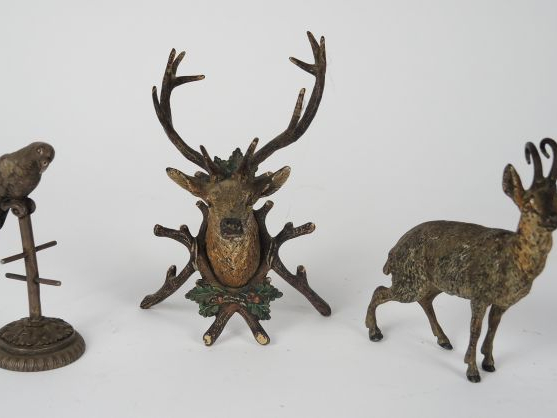 Trois sujets en bronze de Vienne figurant un perroquet sur son perchoi