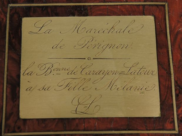 Coffret Empire en loupe de thuya, écoinçons de bronze, donné par la Ma